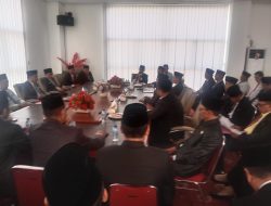 Suasana Bupati Kaur Memimpin Rapat Dengan Seluruh Kepala OPD Di Ruang Kerja Nya